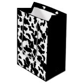 Schwarz-Weiß-Kuh verbirgt das Muster "Fur" Mittlere Geschenktüte (Vorderseite Schrägansicht)