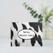 Schwarz-Weiß-Kuh versteckt Blick bewegende Ankündi Ankündigungspostkarte (Stehend Vorderseite)