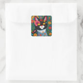 Schwarz-Weiß-Kunst-Katze und Blume Whimsikum Quadratischer Aufkleber (Tasche)