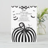 Schwarz-Weiß-Kürbis Halloween 1. Geburtstag Einladung (Stehend Vorderseite)