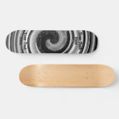 Schwarz-Weiß-Kurven in modernem abstraktem Design Skateboard (Horizontal)