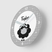 Schwarz-weiß Lamb Kawaii Kinderzimmer Name Runde Wanduhr (Winkel)