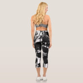 Schwarz-Weiß-Leggings mit Graffiti-Printmedien Capri Leggings (Rückseite)