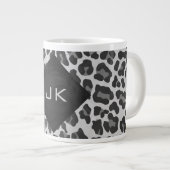 Schwarz-Weiß-Leopard-Printwerbung für Monogramm Jumbo-Tasse (Vorderseite Rechts)
