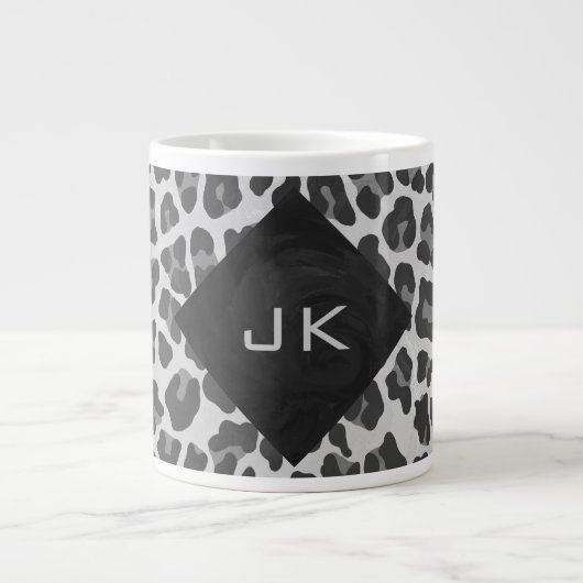 Schwarz-Weiß-Leopard-Printwerbung für Monogramm Jumbo-Tasse (Vorderseite)