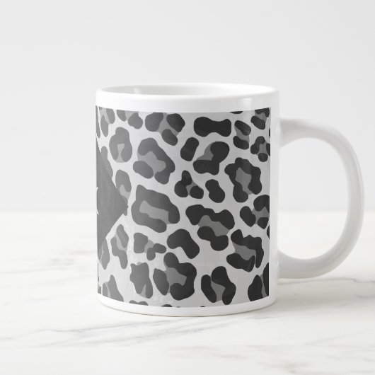 Schwarz-Weiß-Leopard-Printwerbung für Monogramm Jumbo-Tasse (Rechts)