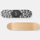 Schwarz-Weiß-Leopard-Printwerbung für Monogramm Skateboard (Horizontal)