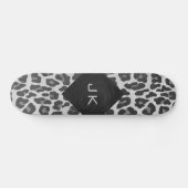 Schwarz-Weiß-Leopard-Printwerbung für Monogramm Skateboard (Horizontal)