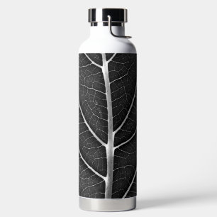 Schwarz-weiß leuchtendes Blatt Nahaufnahme Trinkflasche