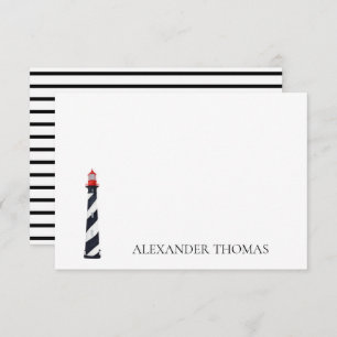 Schwarz-Weiß-Leuchtturm an der Küste