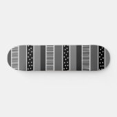 Schwarz-Weiß-Linien und Polka Dot Abstrakt Skateboard (Horizontal)