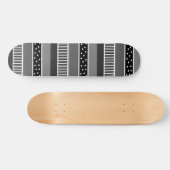 Schwarz-Weiß-Linien und Polka Dot Abstrakt Skateboard (Horizontal)
