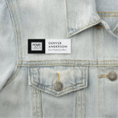 Schwarz-Weiß-Logo, Name und Titel modern Namensschild (Beispiel)