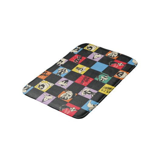 Schwarz-Weiß-LOONEY TUNES™ in bunten Schachbretter Badematte (Schrägansicht)
