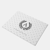 Schwarz-Weiß-Lorbeer-Monogramm-Punktmuster Fußmatte (Schrägansicht)