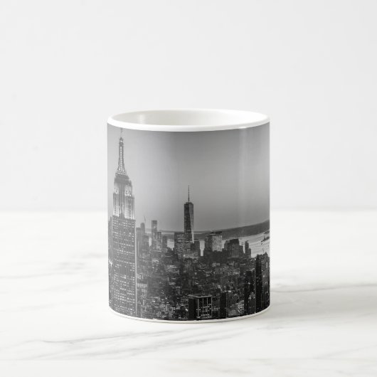 Schwarz-Weiß-Luftbild New Yorks Nacht Kaffeetasse (Mittel)