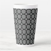 Schwarz-Weiß-Mandala-Design Milchtasse (Vorderseite)