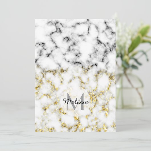 Schwarz-Weiß-Marmor-Gold-Funkelflake Monogram Einladung (Stehend Vorderseite)