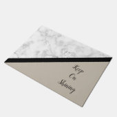 Schwarz-Weiß-Marmor mit schwarzer Linie und Tan Fußmatte (Schrägansicht)