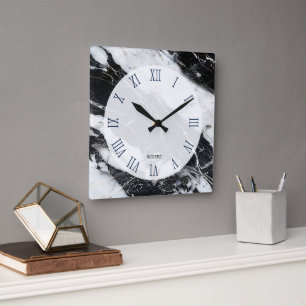 Schwarz-Weiß-Marmorbild mit römischen Ziffern Quadratische Wanduhr