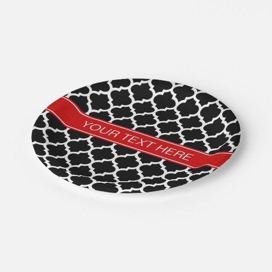 Schwarz-weiß marokkanisch #5 Roter Name Monogram Pappteller (Schrägansicht)