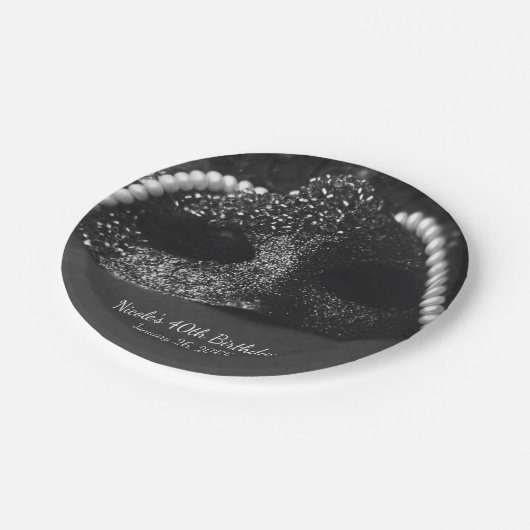 Schwarz-Weiß-Maskenmasken und Perlen Party Pappteller (Schrägansicht)