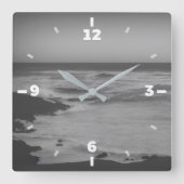 Schwarz-Weiß-Minimal-monochrome Küste Quadratische Wanduhr (Vorderseite)