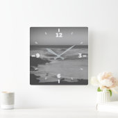 Schwarz-Weiß-Minimal-monochrome Küste Quadratische Wanduhr (Zuhause)