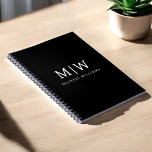 Schwarz-Weiß-Minimalistisch-Modern-Monogramm Notizblock<br><div class="desc">Die Minimalistische Monogram Kollektion Schwarz/Weiß: Einfache Einfachheit und Eleganz in unseren minimalistischen Designs, die so gestaltet sind, dass sie Ihren Stil mühelos erweitern. Diese Kollektion wurde mit einem scharfen Blick für moderne Ästhetik gestaltet und weist elegante Schwarz-Weiß-Designs auf, die durch personalisierte Monogramme noch verstärkt werden. Von der schicken Schreibwaren bis...</div>
