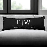 Schwarz-Weiß-Minimalistisch-Modern-Monogramm Seitenschläferkissen<br><div class="desc">Die Minimalistische Monogram Kollektion Schwarz/Weiß: Einfache Einfachheit und Eleganz in unseren minimalistischen Designs, die so gestaltet sind, dass sie Ihren Stil mühelos erweitern. Diese Kollektion wurde mit einem scharfen Blick für moderne Ästhetik gestaltet und weist elegante Schwarz-Weiß-Designs auf, die durch personalisierte Monogramme noch verstärkt werden. Von der schicken Schreibwaren bis...</div>