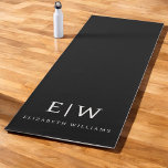 Schwarz-Weiß-Minimalistisch-Modern-Monogramm Yogamatte<br><div class="desc">Die Minimalistische Monogram Kollektion Schwarz/Weiß: Einfache Einfachheit und Eleganz in unseren minimalistischen Designs, die so gestaltet sind, dass sie Ihren Stil mühelos erweitern. Diese Kollektion wurde mit einem scharfen Blick für moderne Ästhetik gestaltet und weist elegante Schwarz-Weiß-Designs auf, die durch personalisierte Monogramme noch verstärkt werden. Von der schicken Schreibwaren bis...</div>