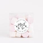Schwarz-Weiß-Minze als Gastgeschenk Hochzeit Runder Aufkleber<br><div class="desc">Die Punny Gastgeschenk Hochzeit Aufkleber sind mit "mint to be" in weichem Asche schwarz handgeschriebenen Schriftzeichen mit Herz versehen. Personalisieren Sie mit Ihren Namen und Hochzeitstermin.</div>