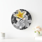 Schwarz-weiß mit einer gelben Frangipani-Uhr Große Wanduhr (Zuhause)