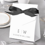 Schwarz-weiß Modern Minimalistischer Monogrammname Geschenkschachtel<br><div class="desc">Stärken Sie sich mit unserer Classic Elegant Modern Minimalistisch Monogram Fevor Box. Diese sorgfältig gestalteten Gaumenkästen verbinden zeitlose Eleganz mit zeitgenössischem Minimalismus und machen sie zu einer stilvollen und unvergesslichen Ergänzung Ihres Festes. Diese mit Präzision und Liebe zum Detail gefertigten Gefälligkeitsboxen sind mehr als nur Behälter; sie sind personalisierte Aussagen...</div>
