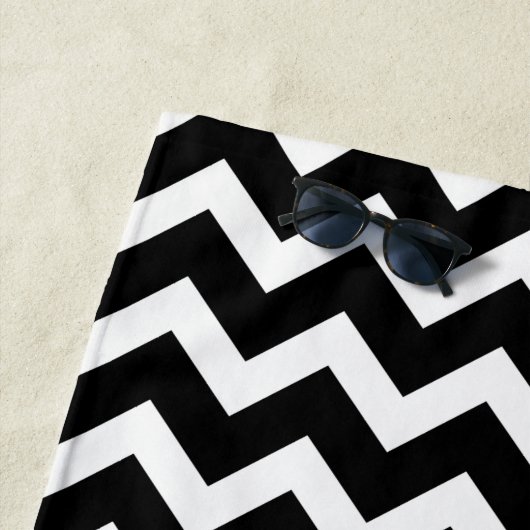 Schwarz-Weiß-Modern-Zickzack Monogramm Strandtuch (Beispiel)