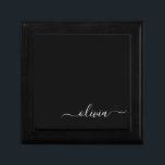 Schwarz-weiß Modernes Minimalistisches Monogramm Erinnerungskiste<br><div class="desc">Die Minimalistische Monogram Kollektion Schwarz/Weiß: Einfache Einfachheit und Eleganz in unseren minimalistischen Designs, die so gestaltet sind, dass sie Ihren Stil mühelos erweitern. Diese Kollektion wurde mit einem scharfen Blick für moderne Ästhetik gestaltet und weist elegante Schwarz-Weiß-Designs auf, die durch personalisierte Monogramme noch verstärkt werden. Von der schicken Schreibwaren bis...</div>