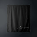 Schwarz-weiß Modernes Minimalistisches Monogramm Wandteppich<br><div class="desc">Die Minimalistische Monogram Kollektion Schwarz/Weiß: Einfache Einfachheit und Eleganz in unseren minimalistischen Designs, die so gestaltet sind, dass sie Ihren Stil mühelos erweitern. Diese Kollektion wurde mit einem scharfen Blick für moderne Ästhetik gestaltet und weist elegante Schwarz-Weiß-Designs auf, die durch personalisierte Monogramme noch verstärkt werden. Von der schicken Schreibwaren bis...</div>