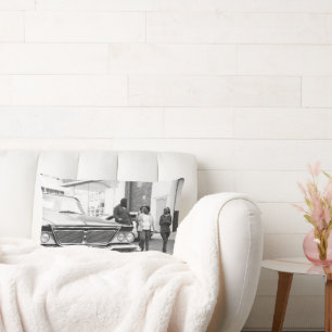 Schwarz-Weiß-Monochrome-Altes-Auto-Menschen-Stadt Lendenkissen