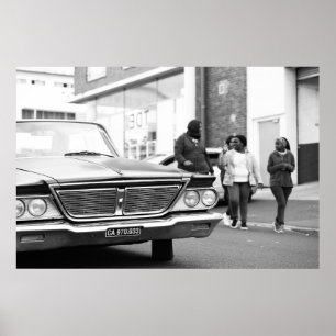 Schwarz-Weiß-Monochrome-Altes-Auto-Menschen-Stadt Poster