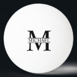 Schwarz-Weiß-Monogramm-Button und Name Tischtennisball<br><div class="desc">Personalisierte Monogramm- und Namensschilder mit personalisiertem schwarzem Monogramm im klassischen Serif-Schriftart-Stil mit Namenskasten in der Mitte des Monogramms auf weißem Hintergrund.

Perfekt als väterliche Tagesgeschenke für Vater,  Geschenke für Großvater,  Ehemann und mehr.</div>