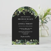 Schwarz-Weiß-Monogramm-Hochzeit des Greenery Arch Einladung (Stehend Vorderseite)