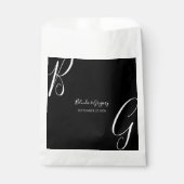 Schwarz-Weiß-Monogramm-Initialen Hochzeit Geschenktütchen (Vorderseite)