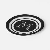 Schwarz-Weiß-Monogramm Pappteller (Schrägansicht)