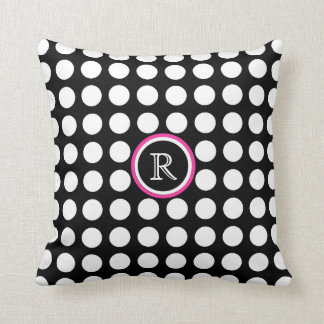 Schwarz-Weiß-Monogramm-Polka-Dotwurfkissen Kissen