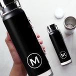 Schwarz-Weiß-Monogramm Trinkflasche<br><div class="desc">Dieses moderne Design der Wasserflasche zeichnet sich durch einen schwarzen Hintergrund aus. Ihr Monogramm wird zunächst in fett weißem Text gedruckt und bietet einen schlichten,  stilvollen und dennoch beruflichen Look.</div>