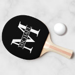 Schwarz-Weiß-Monogramm und Personalisierte Bezeich Tischtennis Schläger<br><div class="desc">Personalisierte Monogramm- und Namensgeschenke mit personalisiert-weißem Monogramm im klassischen Serif-Schriftart-Stil mit einem Namenskasten in der Mitte des Monogramms auf schwarzem Hintergrund. Perfekt als väterliche Tagesgeschenke für Vater,  Geschenke für Großvater,  Ehemann und mehr.</div>