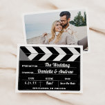 Schwarz-Weiß-Movie Clap Board Hochzeit Save The Date<br><div class="desc">Eine moderne und lustige Schwarz-Weiß Film-Hochzeit speichern Sie das Datum Ankündigung. Das einzigartige Design zeigt die wichtigen Details auf dem Filmklappbrett / der Tafel eines Hollywood Regisseurs und enthält Platz auf der Kartenrückseite,  um ein Verlobung-Foto oder zusätzliche Hochzeitsdetails anzuzeigen.</div>