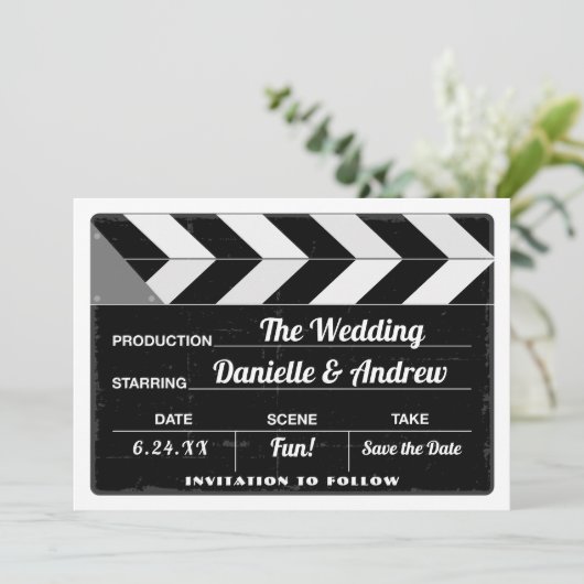 Schwarz-Weiß-Movie Clap Board Hochzeit Save The Date (Stehend Vorderseite)