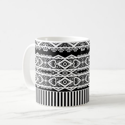Schwarz-Weiß-Muster mit Spitze und Patchwork Kaffeetasse (Vorderseite Links)