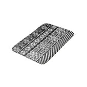 Schwarz-Weiß-Muster mit Spitzen und Patchwork Badematte (Schrägansicht)